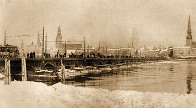 Vy över den flytande bron över Dwina, Riga, Lettland. 1915 (foto) av Unbekannt