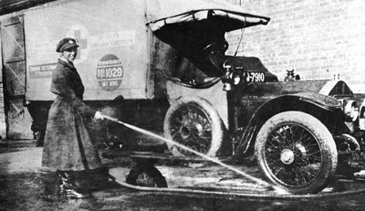 Frivillig engelsk kvinna förare som tvättar ner sin ambulans, Cambridge, första världskriget, 1915 av Unbekannt