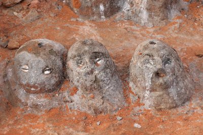Voodoo fetischer vid ingången till ett kloster. Togoville, Togo av Unbekannt