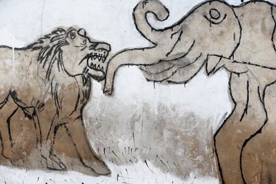 Voodoo väggmålning på Akodessewa Fetish Market, känd som världens största voodoomarknad. Elefant och lejon. Lomé, Togo av Unbekannt