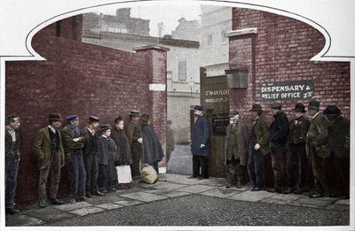 Väntar på tillträde till St Marylebone Workhouse, Luxborough Street, London, c1901 1903 av Unbekannt