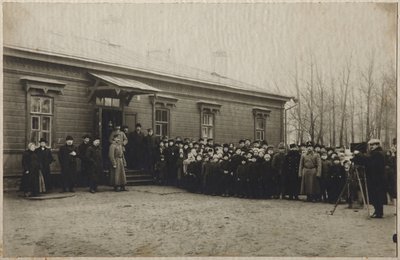 Väntar på borttagande av Leo Tolstojs kropp vid Astapovo-stationen, 20 november 1910, 1910 av Unbekannt