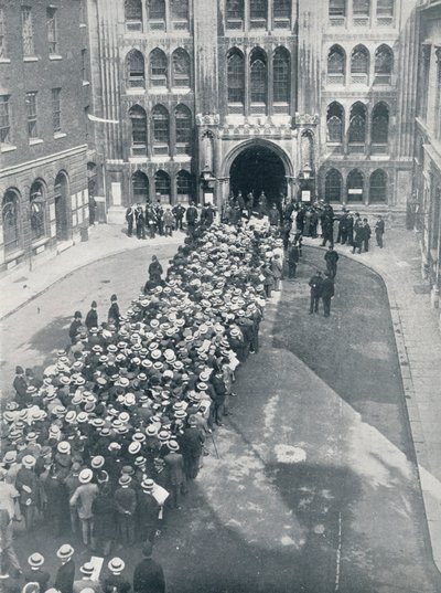Väntar på att komma in i Guildhall för Mr. Asquiths första stora kallelse till vapenmöte, 1914 av Unbekannt