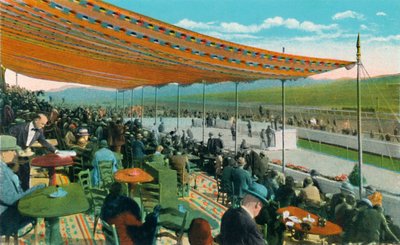 Tittar på loppen framför Club House, Agua Caliente Jockey Club, c1939 av Unbekannt