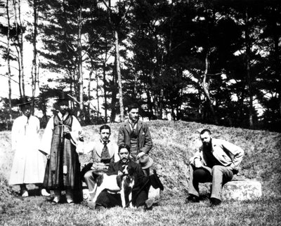 Västerländska besökare med lokalbefolkningen, Nam San, Korea, 1900 av Unbekannt