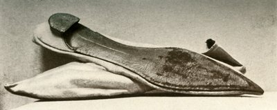 Vita satinbröllopstofflor, 1800, 1937. av Unbekannt