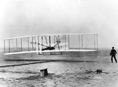 Wilbur och Orville Wright och det första motorflyget, North Carolina, 17 december 1903 av Unbekannt