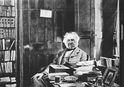 William Gladstone - The Grand Old Man sitter vid sitt studiebord, c1925 av Unbekannt
