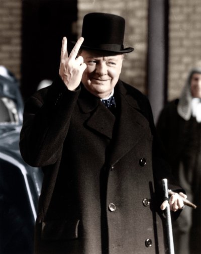 Winston Churchill gör sitt berömda V for Victory-tecken, 1942 av Unbekannt