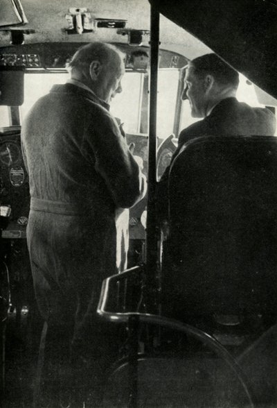 Winston Churchill pratar med kapten Shakespeare på flygbåten Berwick, c1939-c1944 1946. av Unbekannt