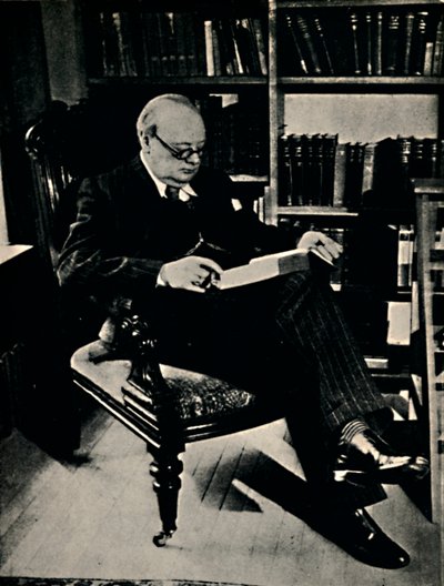 Winston Spencer Churchill i hans bibliotek, 1945. av Unbekannt