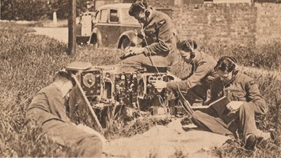 Trådlös operatör inuti den senaste typen av träningsmaskin, 1940 av Unbekannt