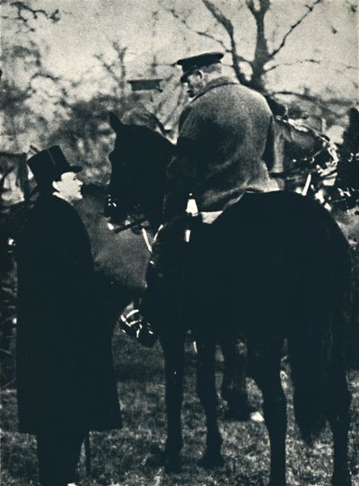 Med kung George V vid militära övningar, 1913, 1945. av Unbekannt