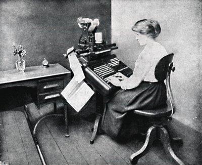 Kvinnlig operatör på monotyptangentbord, 1917 av Unbekannt