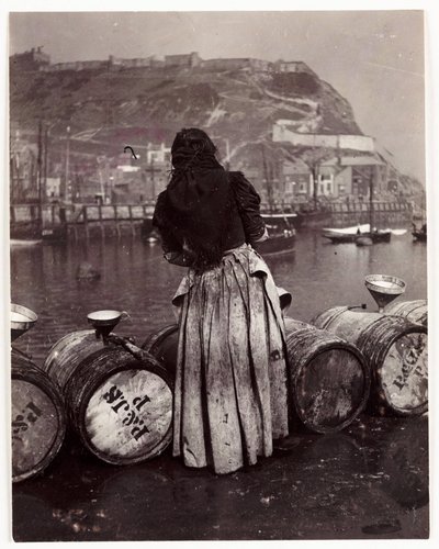 Kvinna och fat, Whitby Harbour, c 1905 av Unbekannt