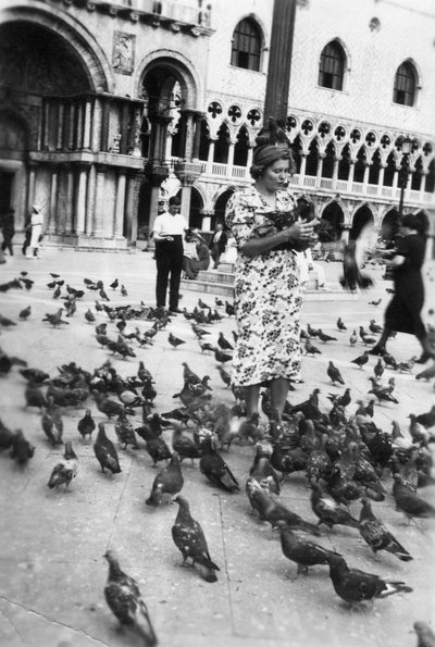 Kvinna omgiven av duvor, Markusplatsen, Venedig, Italien, 1938 av Unbekannt