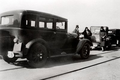 Kvinnor och parkerade bilar, 1930 av Unbekannt