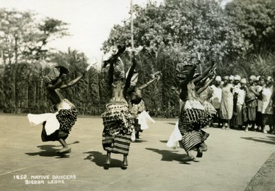 Kvinnliga dansare som uppträder, Sierra Leone, 1900-talet av Unbekannt