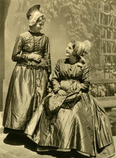 Kvinnor i traditionell dräkt, Niederösterreich, c1935. av Unbekannt
