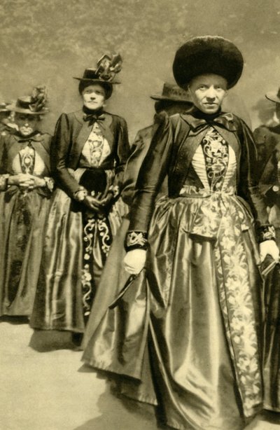 Kvinnor i traditionell dräkt, Schruns, Vorarlberg, Österrike, c1935. av Unbekannt