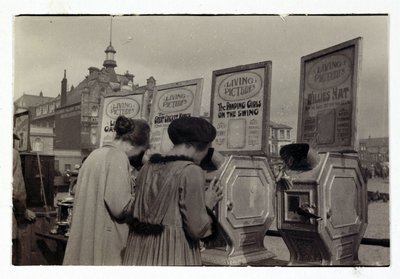 Kvinnor som tittar på "What the Butler Saw"-maskiner, c 1910 av Unbekannt