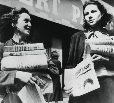 Kvinnor som säljer tyska tidningar, tyskockuperade Paris, 19 juli 1940 av Unbekannt