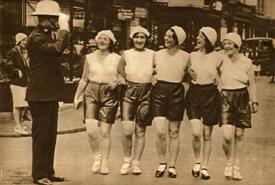 Kvinnor i shorts, 1930, 1933. av Unbekannt