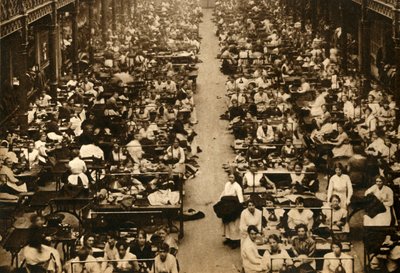 Kvinnor som arbetade i Royal Army Clothing Factory, första världskriget, 1914-1918, 1933. av Unbekannt