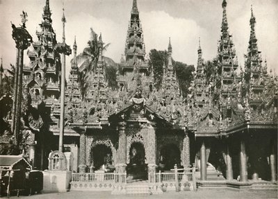 Träsnidade helgedomar med glasmosaik vid Shwedagon Pagoda, Yangon, 1900. av Unbekannt