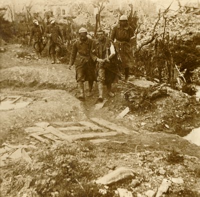 Sårade franska infanterister anländer till Chateau dEsnes, Verdun, norra Frankrike, 1916 av Unbekannt