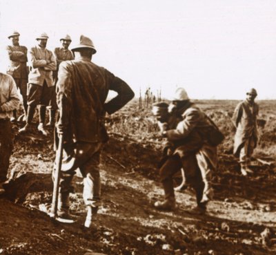 Sårad soldat, Haute Chevauchée, norra Frankrike, c1914-c1918 av Unbekannt