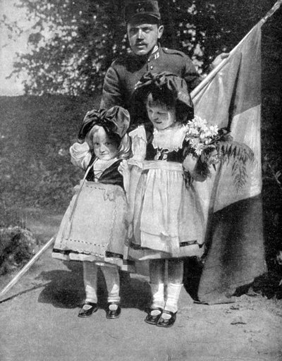 Unga Alsace barn i traditionell klädsel med en fransk soldat, första världskriget, 1915 av Unbekannt