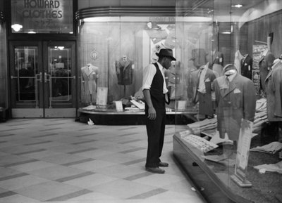 Young Man Window Shopping, USA, ca 1941 (s/v foto) av Unbekannt