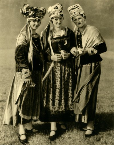 Unga kvinnor i traditionell dräkt, Steiermark, Österrike, c1935. av Unbekannt