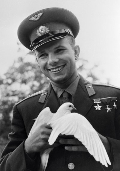 Yuri Gagarin, rysk kosmonaut, c1963-c1964 av Unbekannt