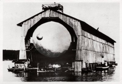 Zeppelin LZ1 i en flytande hängare i Manzell, Friedrichshafen, Tyskland, 1900, 1933 av Unbekannt