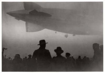 Zeppelin LZ 126 stigande i dimma, c1924-1933 1933 av Unbekannt