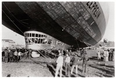 Zeppelin LZ 127 Graf Zeppelin efter landning, 1933 av Unbekannt