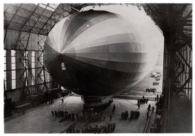 Zeppelin LZ 127 Graf Zeppelin går in i sin hangar, 1933 av Unbekannt