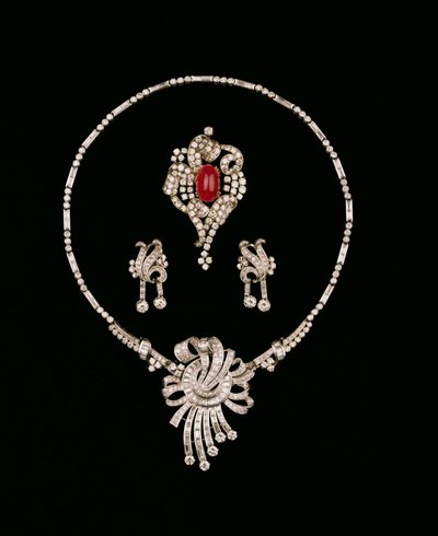 Art Deco diamantsmycken: baguette diamantbroschhänge, cabochon rubin och diamantrullbrosch, diamanthängeörhängen av Unbekannt Unbekannt