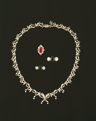 Art Deco rull- och bladdesignhalsband; rubin och diamant baguette kluster ring; trestensring av safir och diamant; smaragd och diamant trestensring av Unbekannt Unbekannt