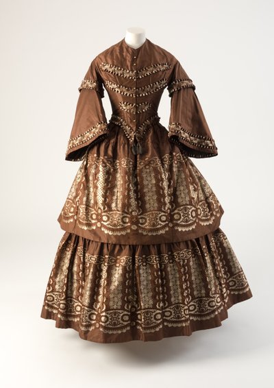 Brun och krämfärgad sidenklänning med volanger vävda à disposition, 1850-tal (silke) av Unbekannt Unbekannt