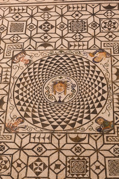 Carmona, Seville Province, Sepania. Mosaic Roma o Medusa i le Town Hall.swed av Unbekannt Unbekannt