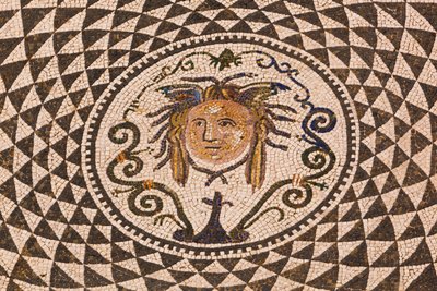 Carmona, Sevillaprovinsen, Spanien. Romersk mosaik av Medusa i stadshuset. av Unbekannt Unbekannt