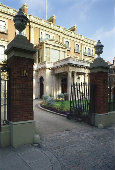Exteriörvy av ingången till Hertford House, Manchester Square, London av Unbekannt Unbekannt