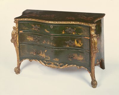 Grönlackad och paketförgylld serpentinkommod, i stil med Thomas Chippendale av Unbekannt Unbekannt