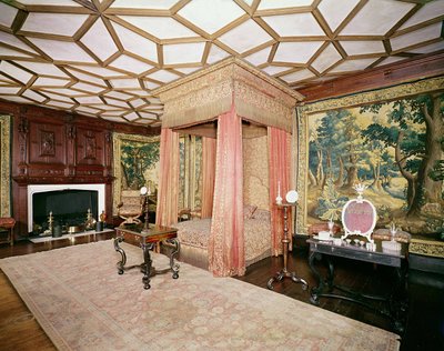 Hängningar och täcke av röd satin och silvervävnadsapplikation, från Spangled Bedroom, ca 1619-20 av Unbekannt Unbekannt
