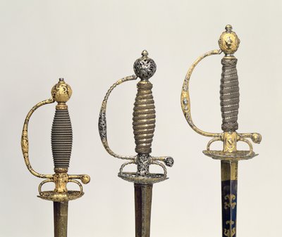 Styr av tre franska svärd: ett av stål, blått och belagt med mönster i jagat guld, ca 1730; en av stål genomborrat och mejslat och slipat av tovigt guld, c.1760; en av mejslat stål, gr av Unbekannt Unbekannt