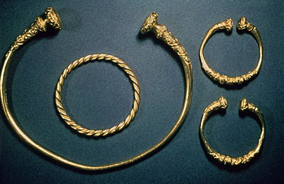 Halsband och armband från Waldalgesheim, mitten av 300-talet (guld) av Unbekannt Unbekannt