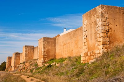 Niebla, Huelva-provinsen, Andalusien, södra Spanien. Murar som omger staden. av Unbekannt Unbekannt